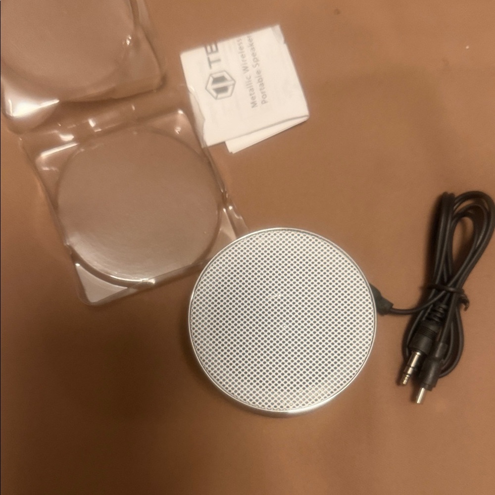 Compact Bluetooth Speaker free earbuds - Picture 4 of 5